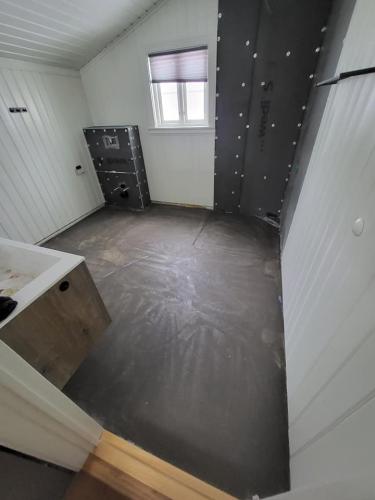 Oppussing-av-baderom-pa-en-hytte
